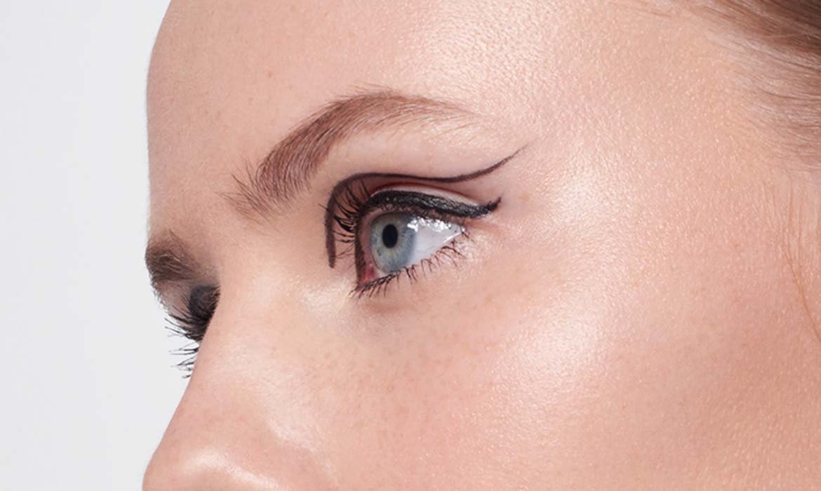 Márcate un eyeliner doble tipo el floating eyeliner con el delineador Perfect Slim de L’Oréal Paris. Con su trazo hiperpreciso lo vas a clavar.